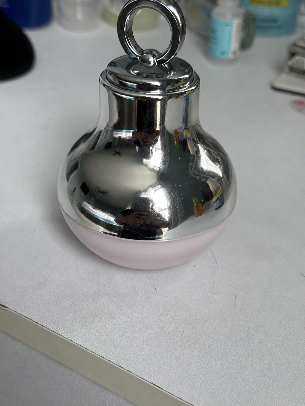 Aplicación de crema para el contorno de ojos