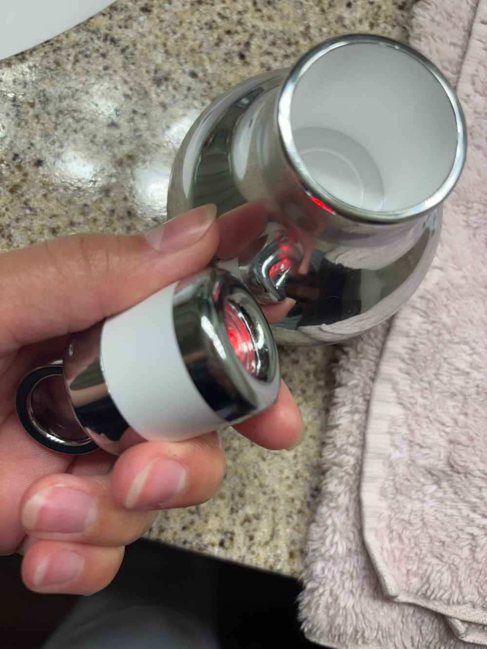Clienta aplicando su crema con Luméra